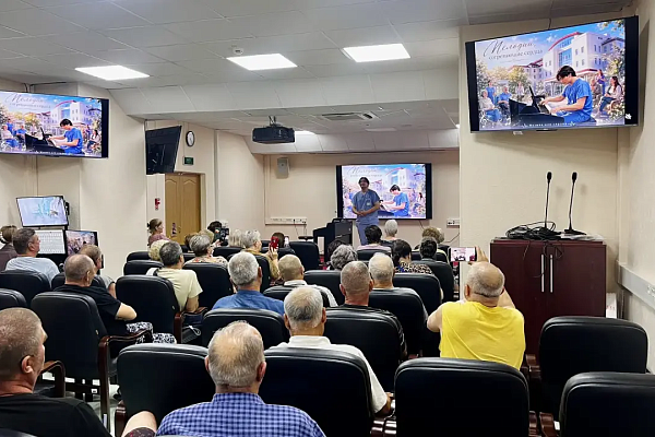 Студенческий медицинский отряд «Сердца Севера» приступил к работе в Окружном кардиологическом диспансере